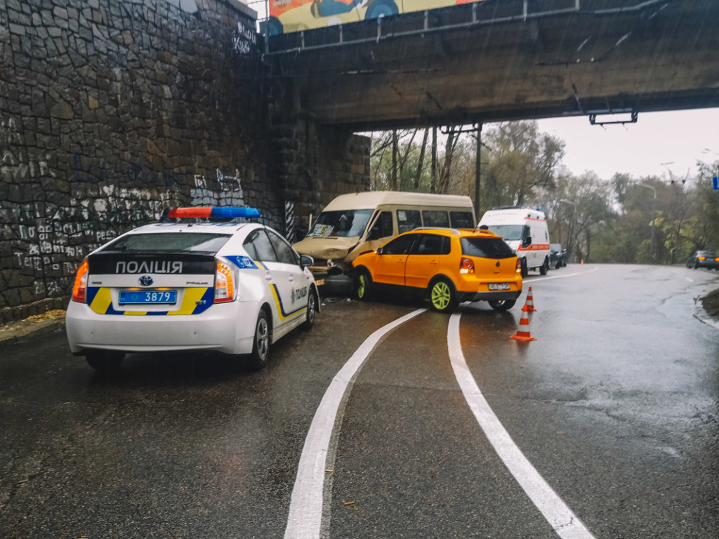 Потеряла управление на скользкой дороге: Volkswagen протаранил маршрутку в Днепре, 6 пострадавших (ФОТО)