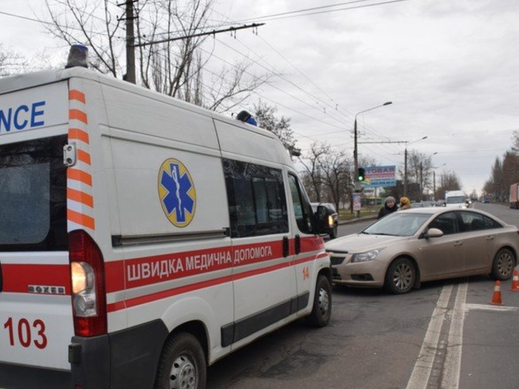 Под Киевом 58-летний мужчина шел по проезжей части и погиб под колесами внедорожника
