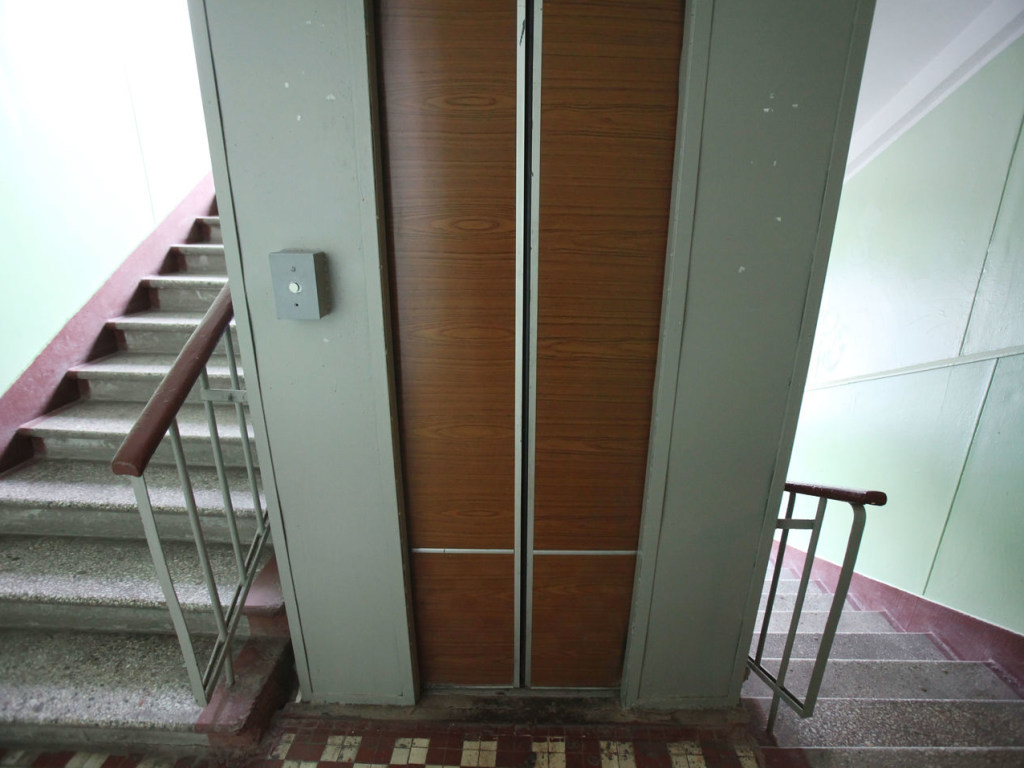 «Нет финансирования, оборудование старое»: В Киеве в многоэтажке из-за обрыва троса упал лифт (ФОТО)