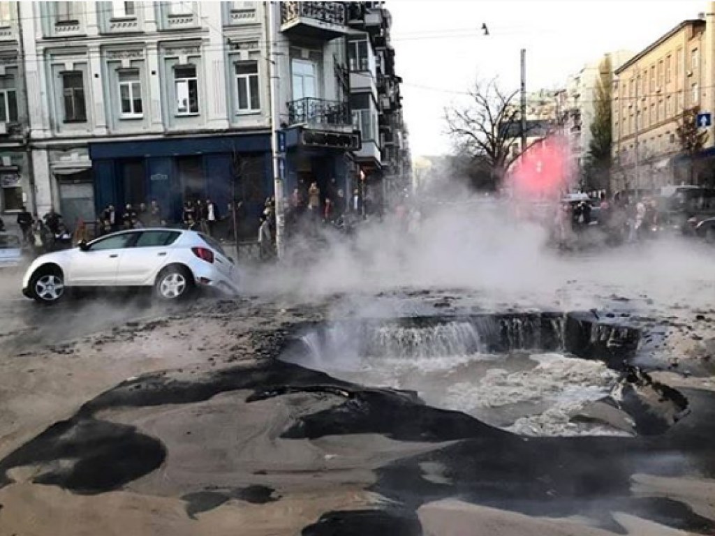 В центре Киева прорвало трубу с горячей водой: Авто ушли под асфальт, улицы затопило кипятком (ФОТО, ВИДЕО)