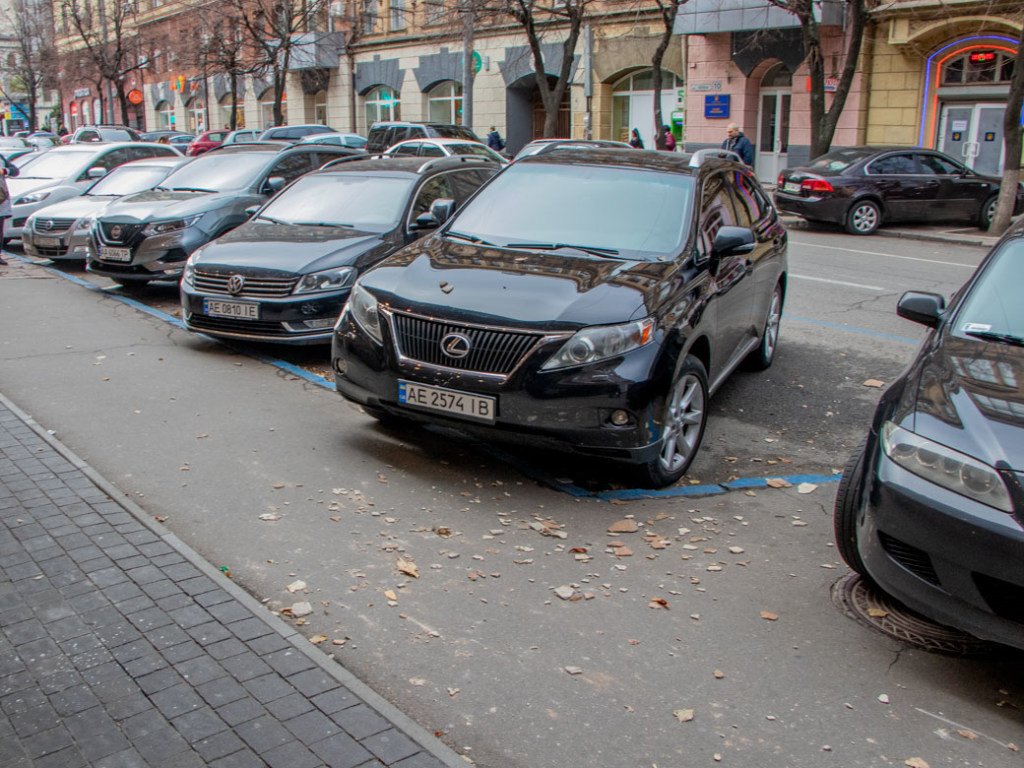 В центре Днепра куски штукатурки обрушились на припаркованные у дома элитные иномарки (ФОТО)