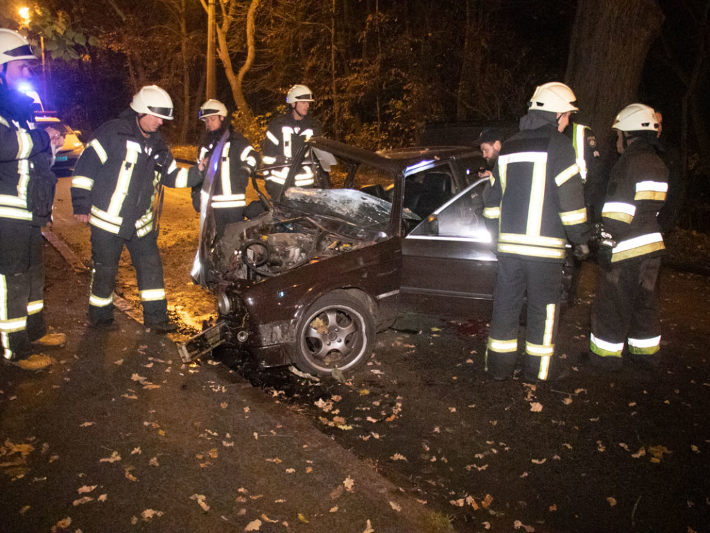 На столичном Голосеево BMW влетел в дерево, есть пострадавшие (ФОТО, ВИДЕО)