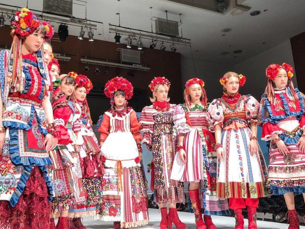 Яркую коллекцию костюмов на украинскую тематику создали японские дизайнеры (ФОТО)