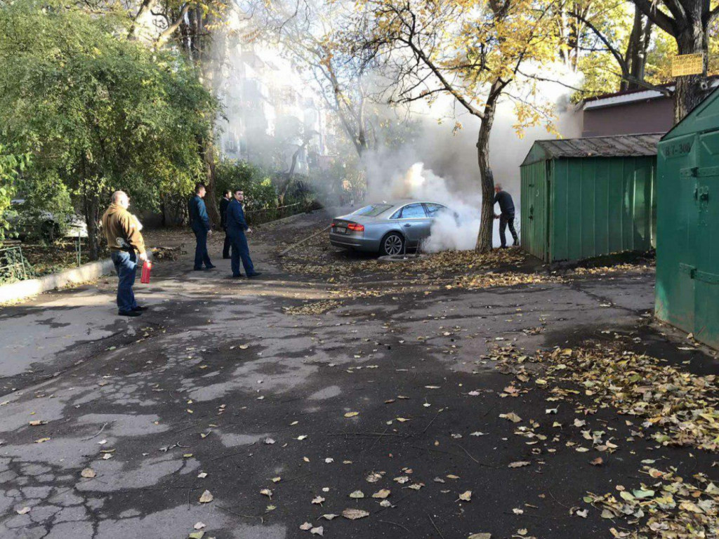«Муж похитил ребенка»: В Одессе под зданием суда подожгли авто с женщиной в салоне (ФОТО, ВИДЕО)