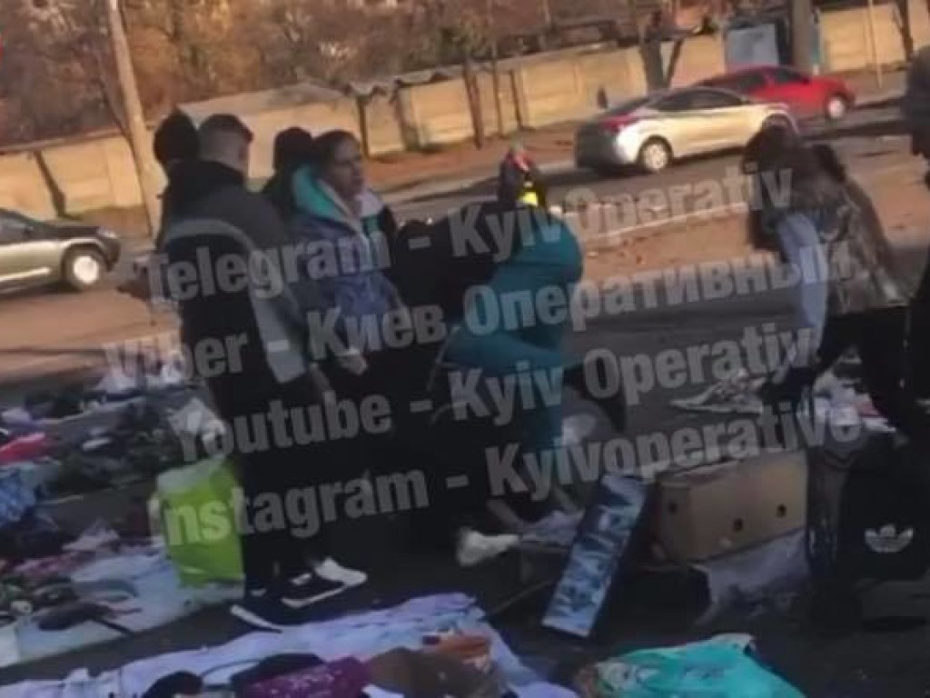 В Киеве на рынке конфликт между старушкой-продавцом и воровкой перерос в массовую драку (ФОТО)