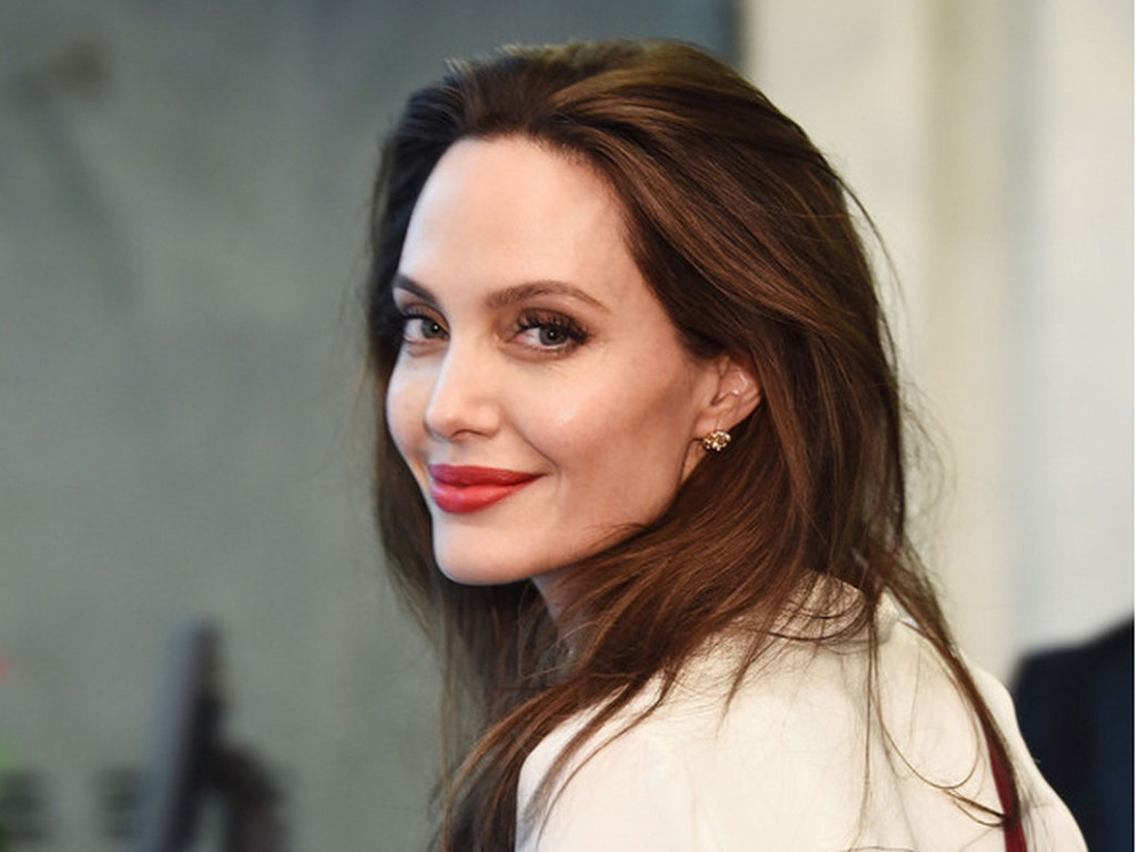 Сексуальная Джоли «взорвала» Сеть: Позировала голой и в красном боди (ФОТО)
