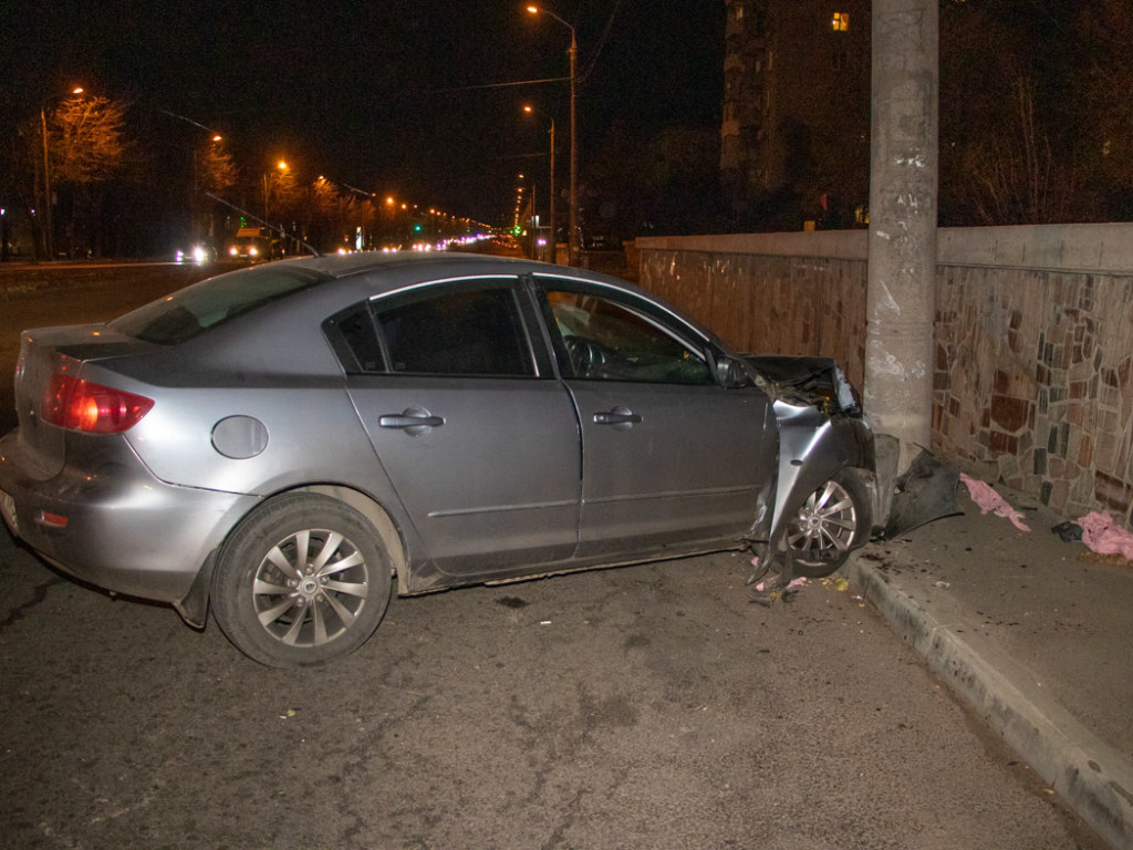 В Днепре Mazda влетела в столб: водитель и пассажир с травмами головы сбежали с места ДТП (ФОТО)