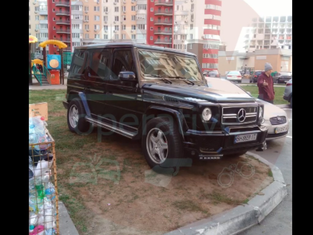 В Киеве разгорелся скандал из-за «героя парковки»: оставил Mercedes на клумбе, ему порезали колесо (ВИДЕО)