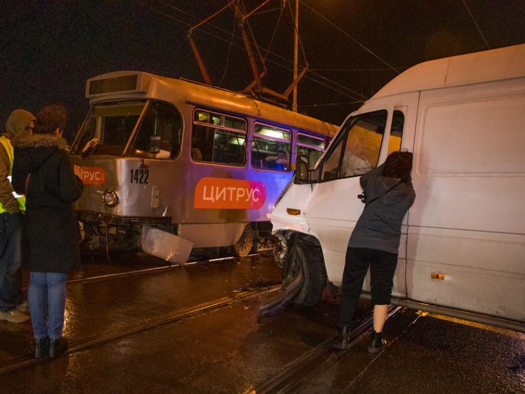На мосту в Днепре дорогу не поделили микроавтобус Mercedes и трамвай: есть пострадавшие (ФОТО)
