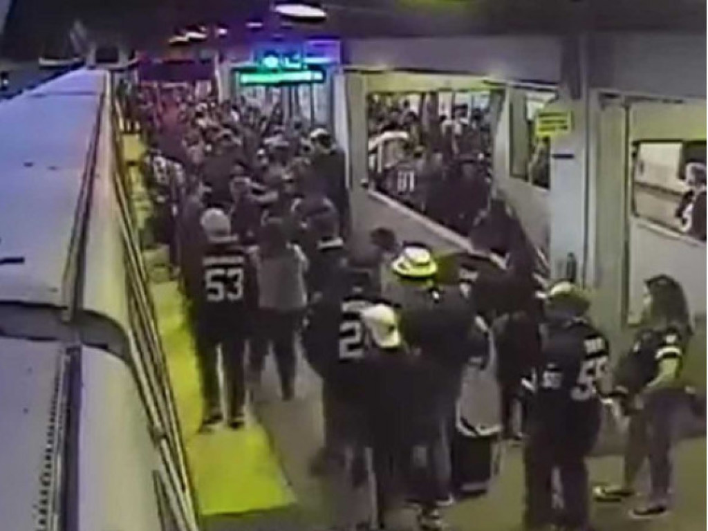 Американец спасся за секунду до приближения поезда: шокирующее видео