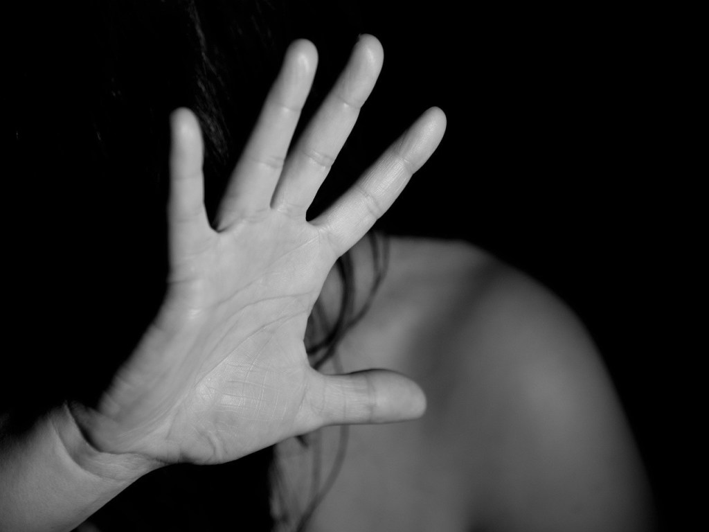 На Закарпатье подросток набросился на 26-летнюю жительницу села и изнасиловал ее  