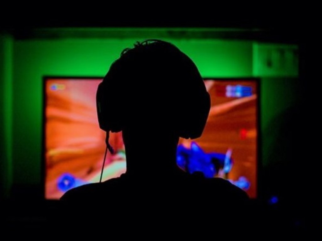 Умер от инсульта: постоянная игра за компьютером привела к гибели подростка из Таиланда