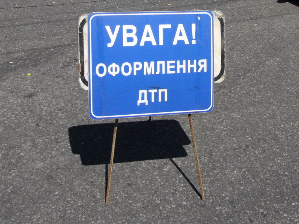 Пострадали двое детей: В Донецкой области произошло ДТП с грузовиком и легковушкой (ФОТО)