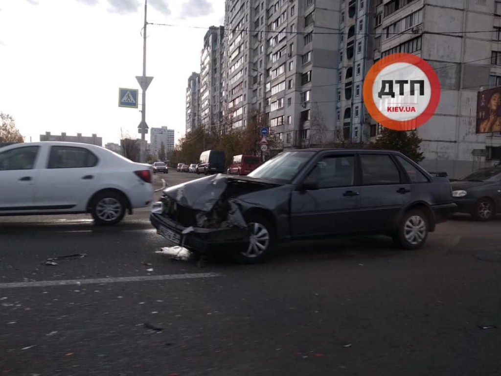 У авто сильные повреждения: На столичной Троещине произошло ДТП с участием такси (ФОТО)