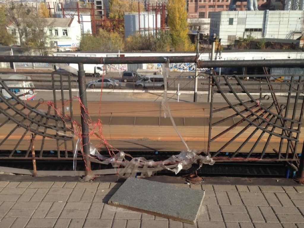 Коммунальщики использовали нитки и скотч для «ремонта» киевского моста (ФОТО)