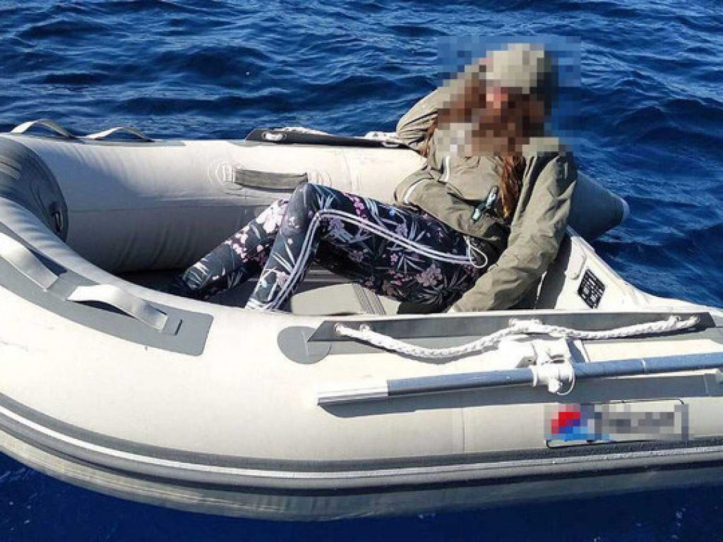 Спаслась от голодной смерти благодаря конфетам: туристка два дня дрейфовала на надувной лодке в море (ФОТО)