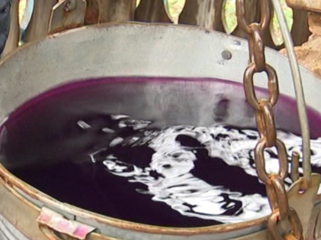 Под Сумами вода в колодце стала фиолетового цвета (ФОТО)