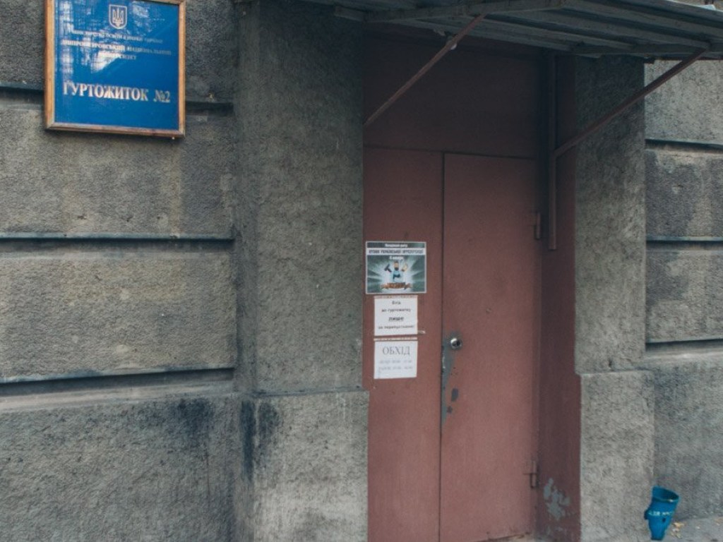 Стрельба в днепровском общежитии: 17-летнюю студентку с ранением в голову доставили в больницу (ФОТО)