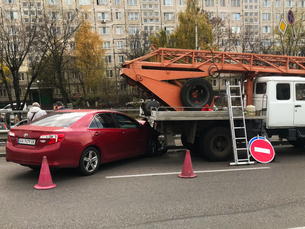 На проспекте Науки в Киеве Toyota из-за столкновения с Volkswagen влетала в грузовик дорожников (ФОТО)