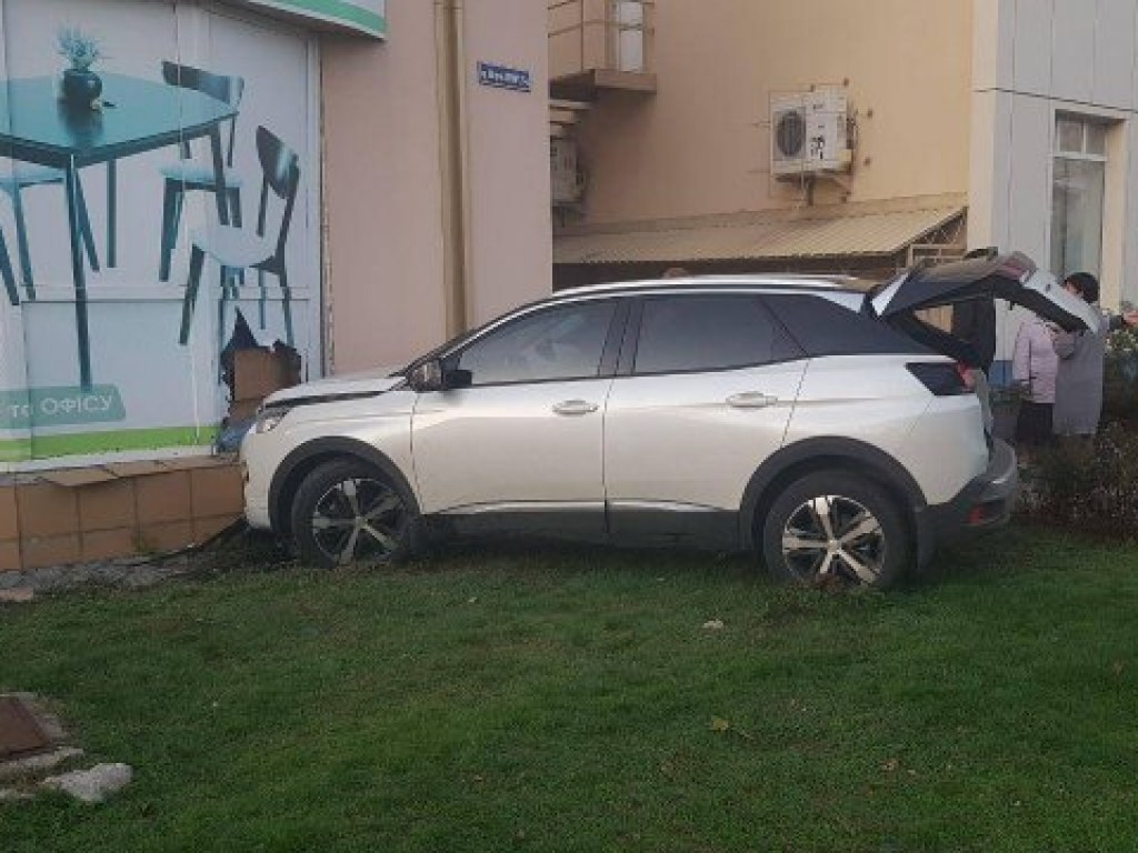 В Херсоне мертвецки пьяная автоледи на белой иномарке повредила фасад магазина (ФОТО)