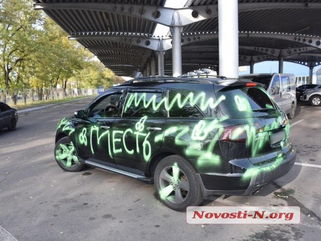 «Бойся!»: в Николаеве дорогой автомобиль в порыве мести обрисовали неоновой краской (ФОТО)