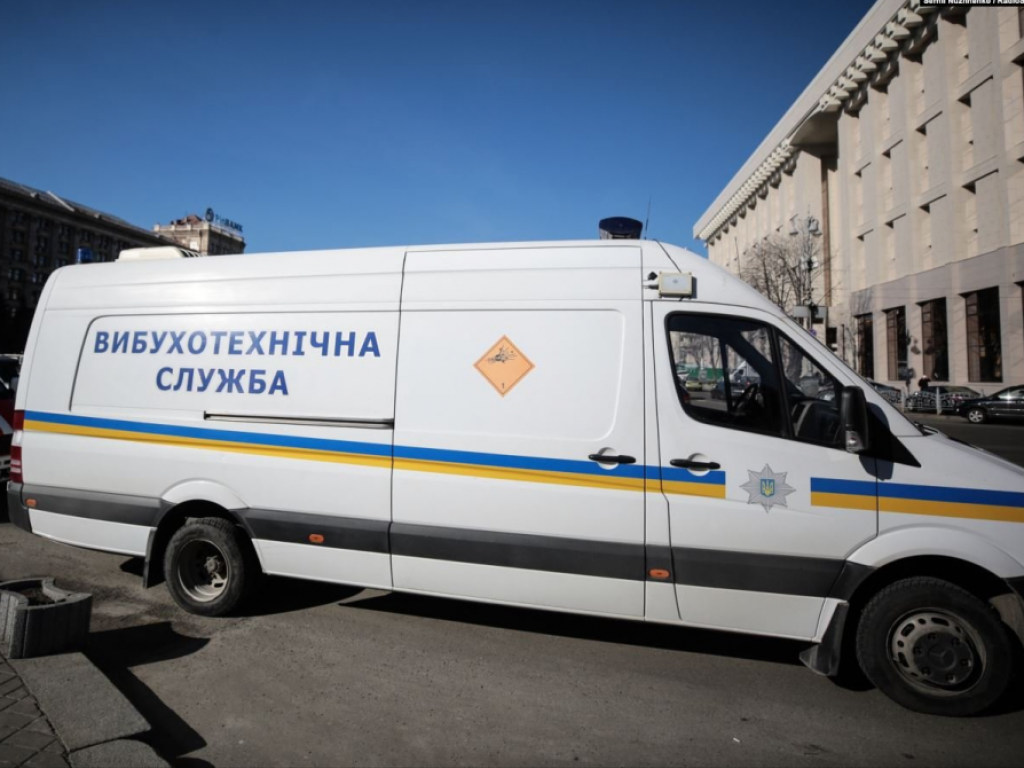 Волна минирований в Киеве: взрывчатку ищут в роддомах, вокзалах и детсадах