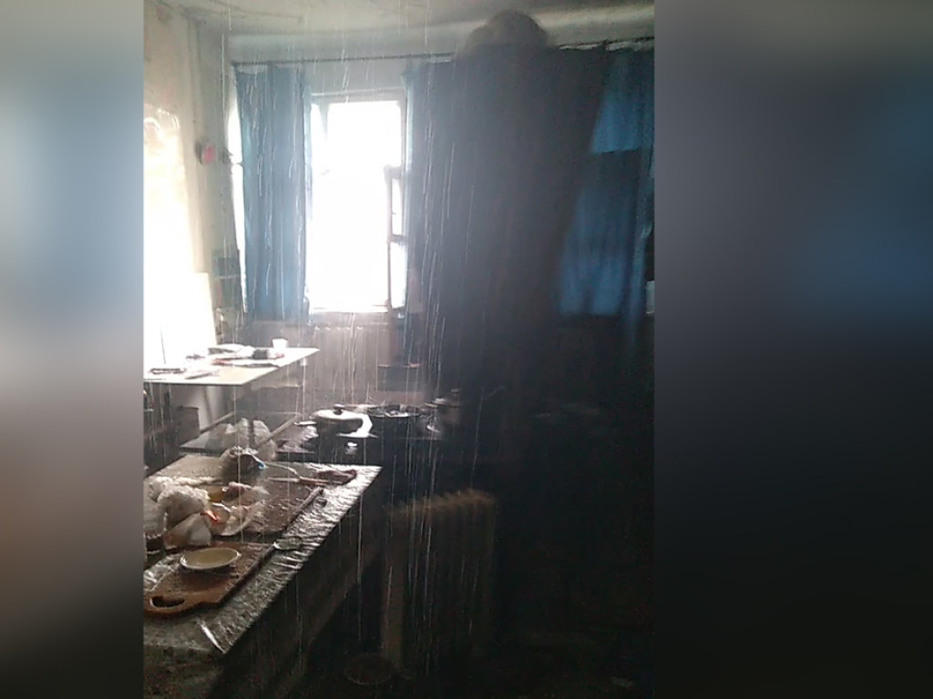 В Днепре из-за прорыва трубы затопило 4 этажа общежития (ФОТО)