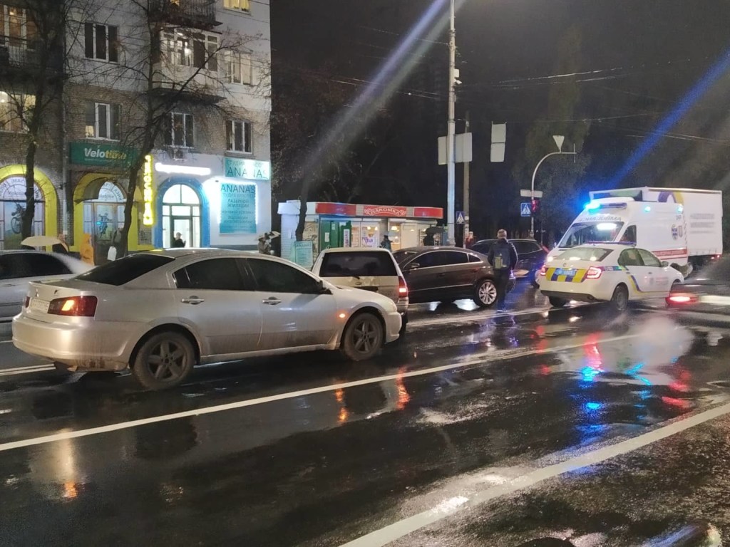 В Киеве возле метро «Дарница» произошло тройное ДТП (ФОТО)