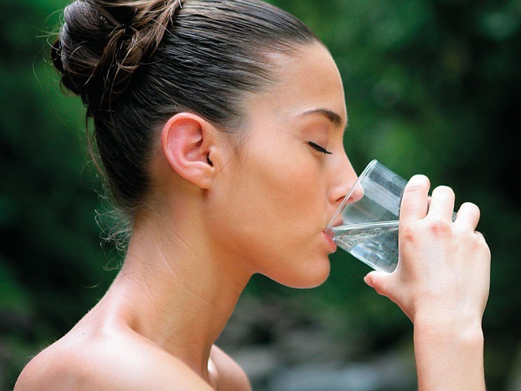 Для сохранения молодости, стоит отказаться от всех напитков в пользу чистой воды &#8212; эксперт