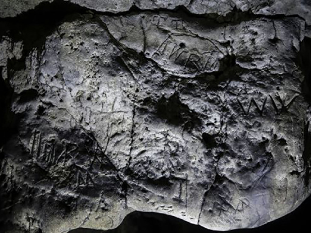 На стене пещеры в Великобритании нашли таинственные «следы ведьм» (ФОТО, ВИДЕО)