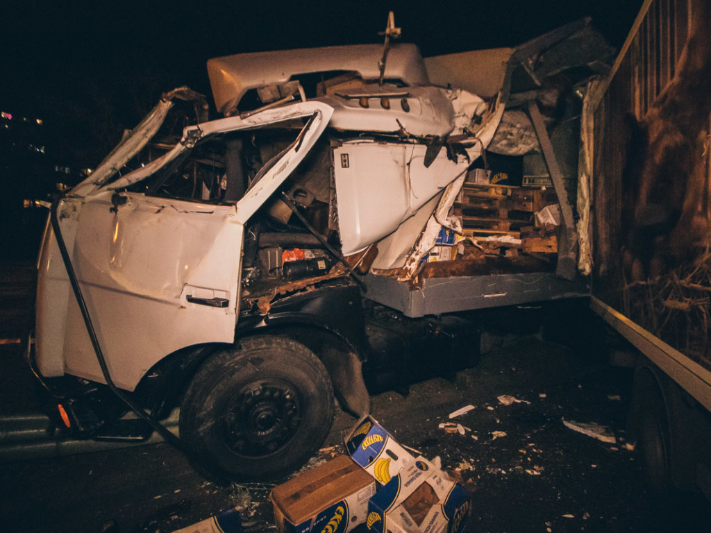Отказали тормоза: В Киеве МАЗ  протаранил семь автомобилей и врезался в грузовик (ФОТО, ВИДЕО)