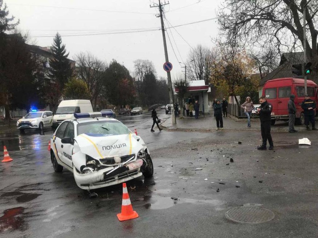 На Винничине произошло ДТП с участием мерседеса и полиции охраны (ФОТО)