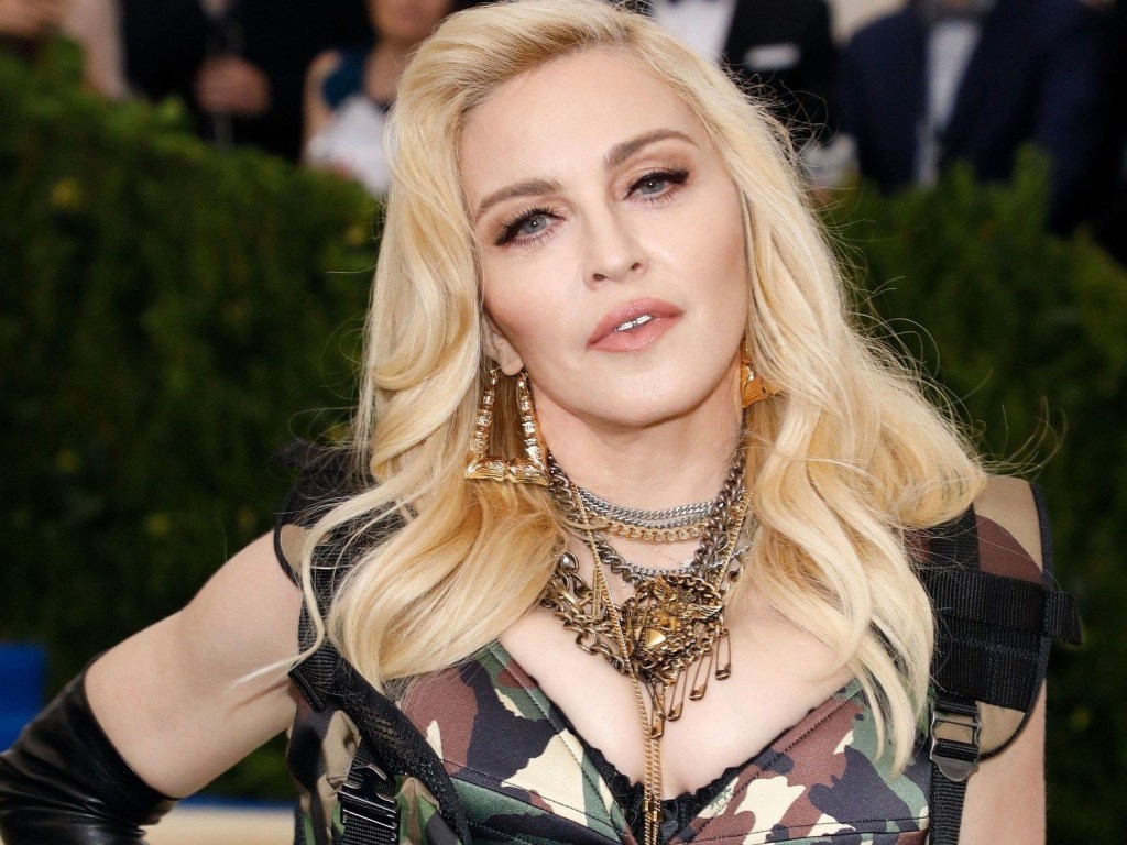 Голая в кружеве: Мадонна опубликовала провокационное видео из своей гримерки (ВИДЕО)