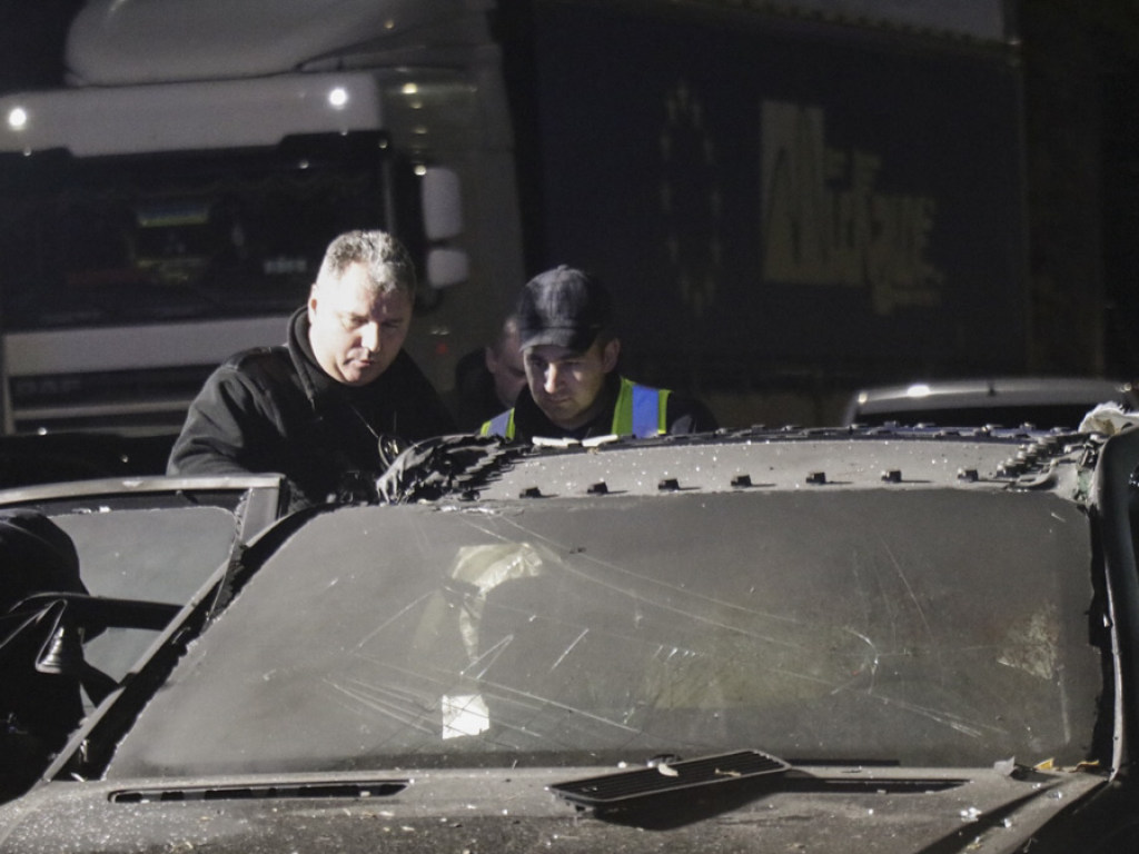 Взрыв бронированного Mercedes в Киеве: момент детонации попал на видео