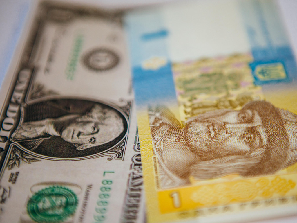 НБУ установил официальный курс на уровне 24,65 гривны за доллар