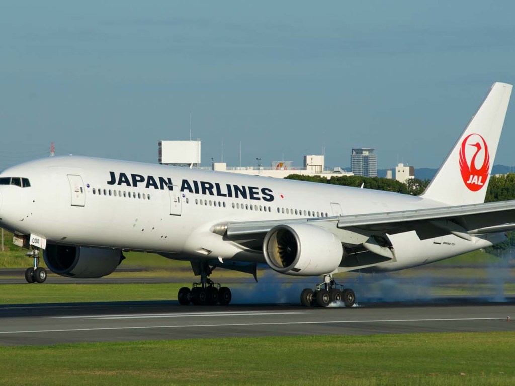 Не прошел тест на алкоголь: В Японии пьяный пилот сорвал вылет четырех авиалайнеров