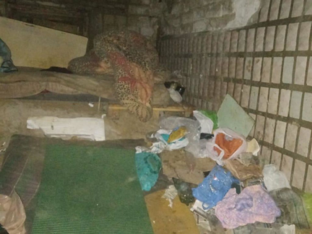 На теле было ножевое ранение: В Харькове возле мусорника лежала мертвая женщина (ФОТО)