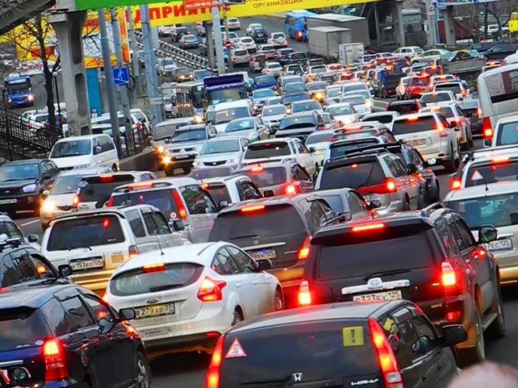 На дорогах Киева образовались 6-балльные пробки (КАРТА)