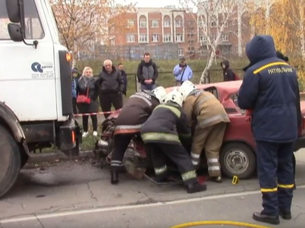 Погибли 2 человека: В Полтаве столкнулись автомобиль ВАЗ и грузовик МАЗ (ФОТО, ВИДЕО)