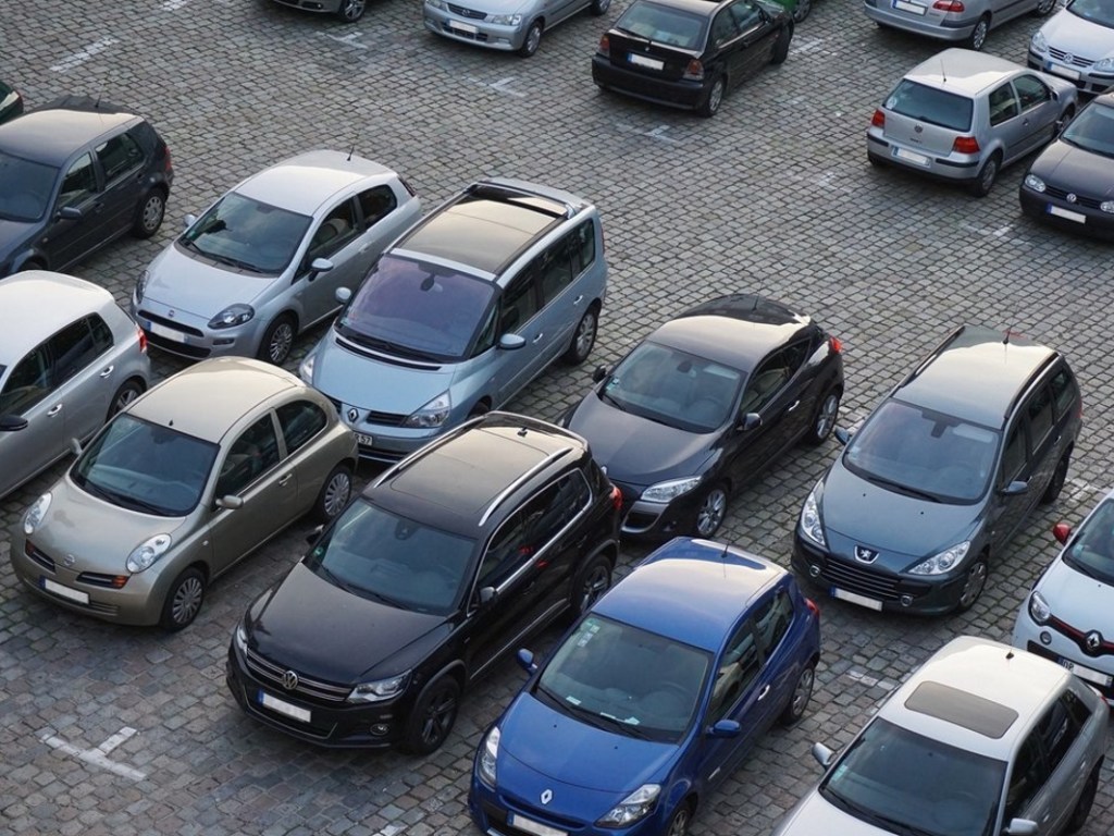 Решить проблему парковки автомобилей в центре Киева пока не представляется возможным – автоюрист