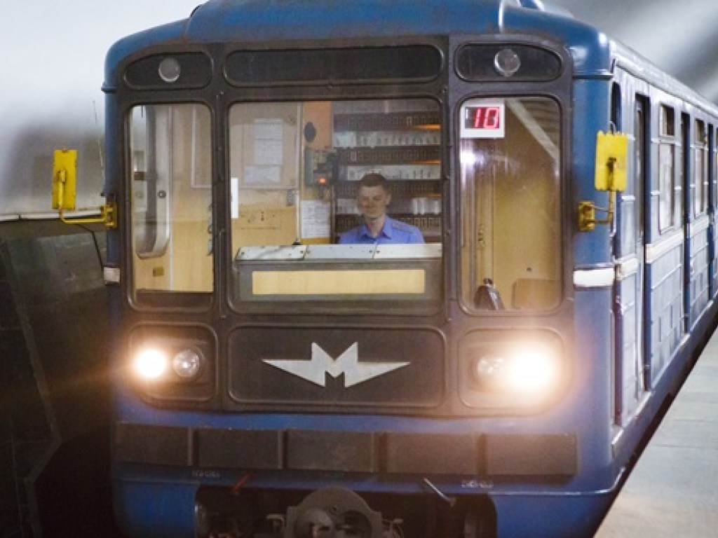 Из-за сбоя в работе электронного билета в киевском метро люди не могли пройти через турникет