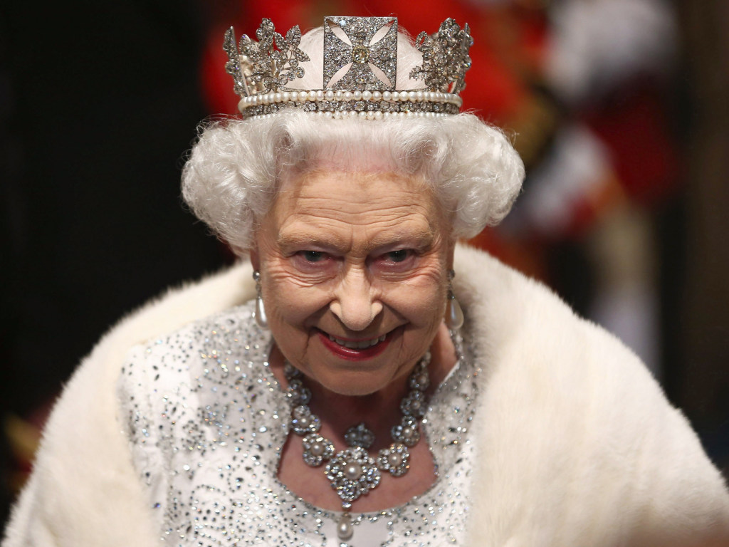 «Критика повлияла»: Елизавета II больше не будет носить натуральный мех