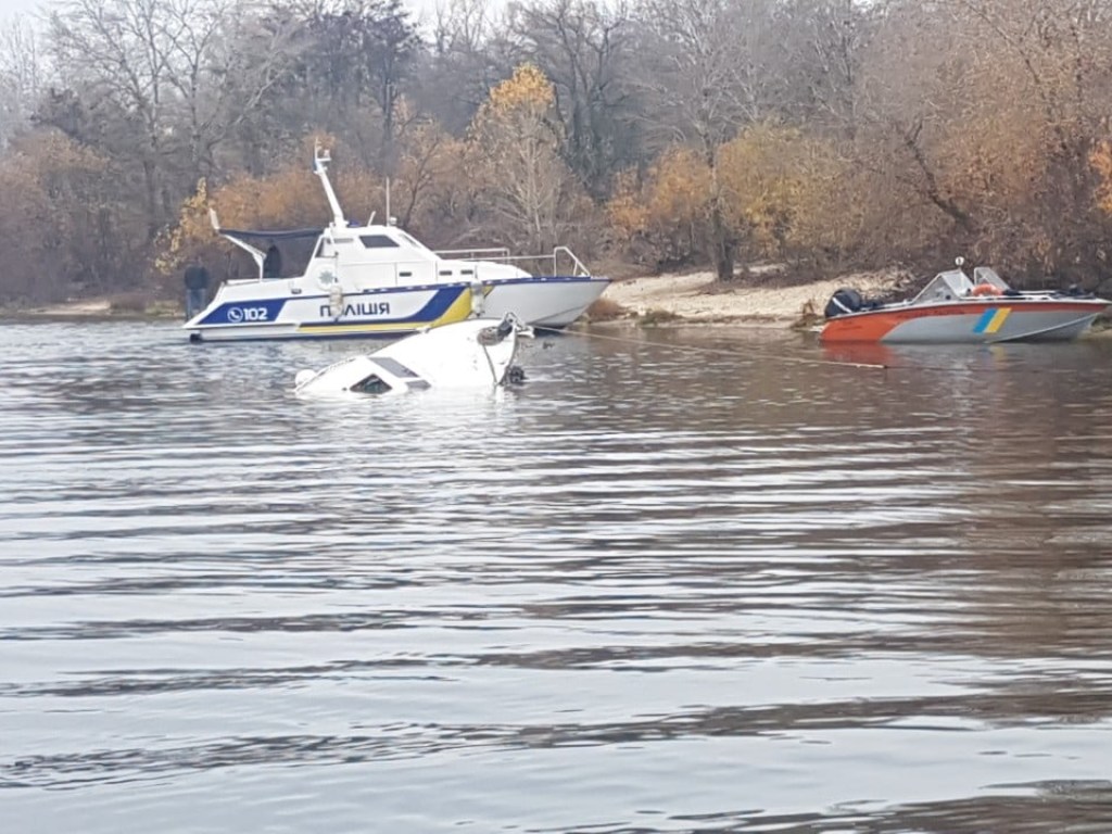 В Киеве затонула яхта: опубликовано впечатляющее видео