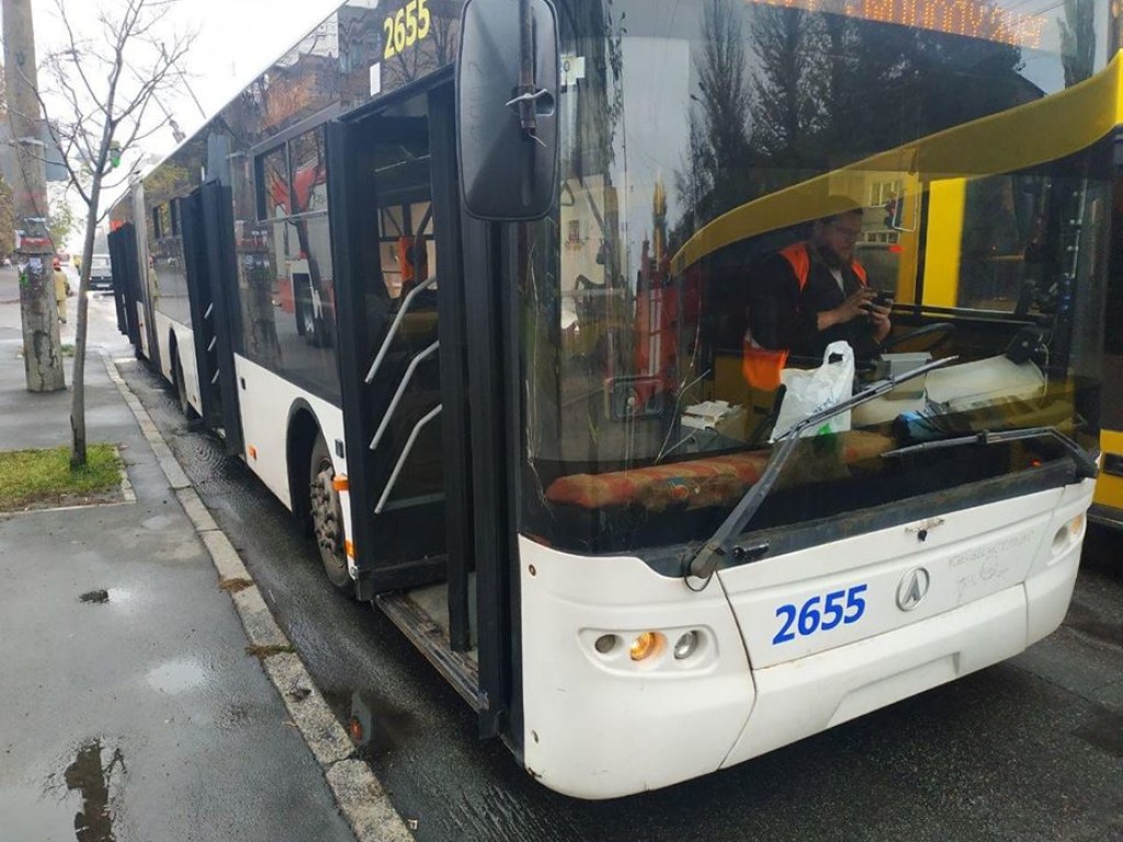 На столичных Нивках горел салон троллейбуса с пассажирами (ФОТО)
