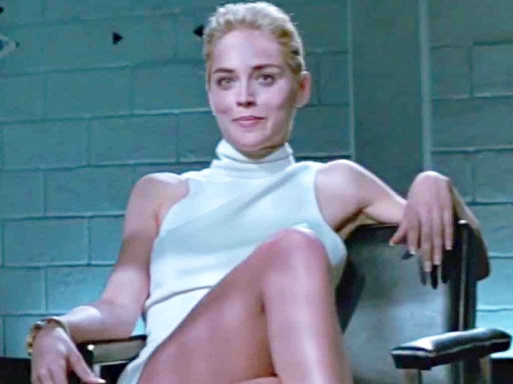 Из фильма «Основной инстинкт»: Актриса Шэрон Стоун сделала повтор сцены с перекидыванием ноги (ФОТО, ВИДЕО)