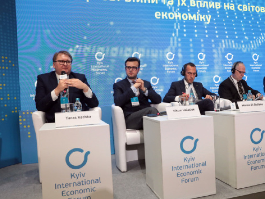 «Там хоть наливают?»: в соцсетях пошутили об эффективности Киевского Международного Экономического форума