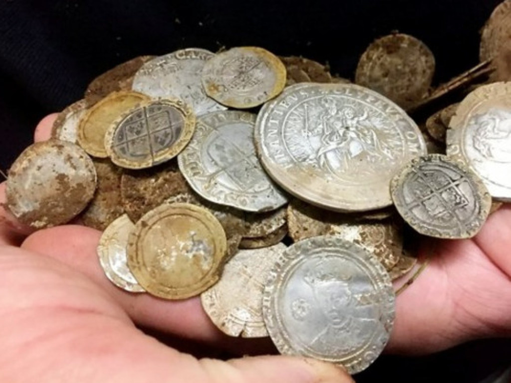 Случайно нашли клад старинных монет: Житель Великобритании помогал искать потерянное кольцо друга (ФОТО, ВИДЕО)