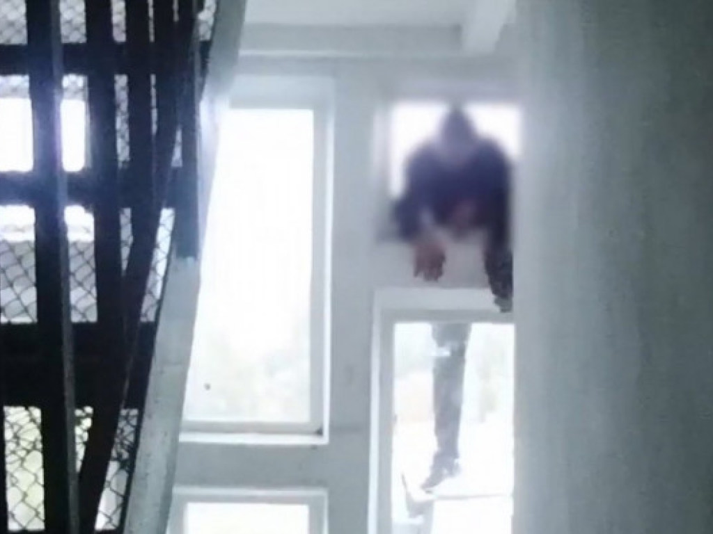 В Киеве полицейские убедили мужчину не прыгать с 9 этажа (ФОТО, ВИДЕО)