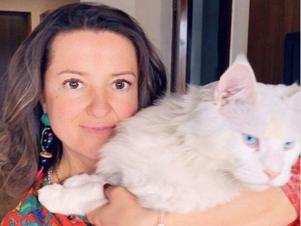 «Такая счастливая»: 44-летняя Могилевская позировала без макияжа с «белым тигром» (ФОТО)