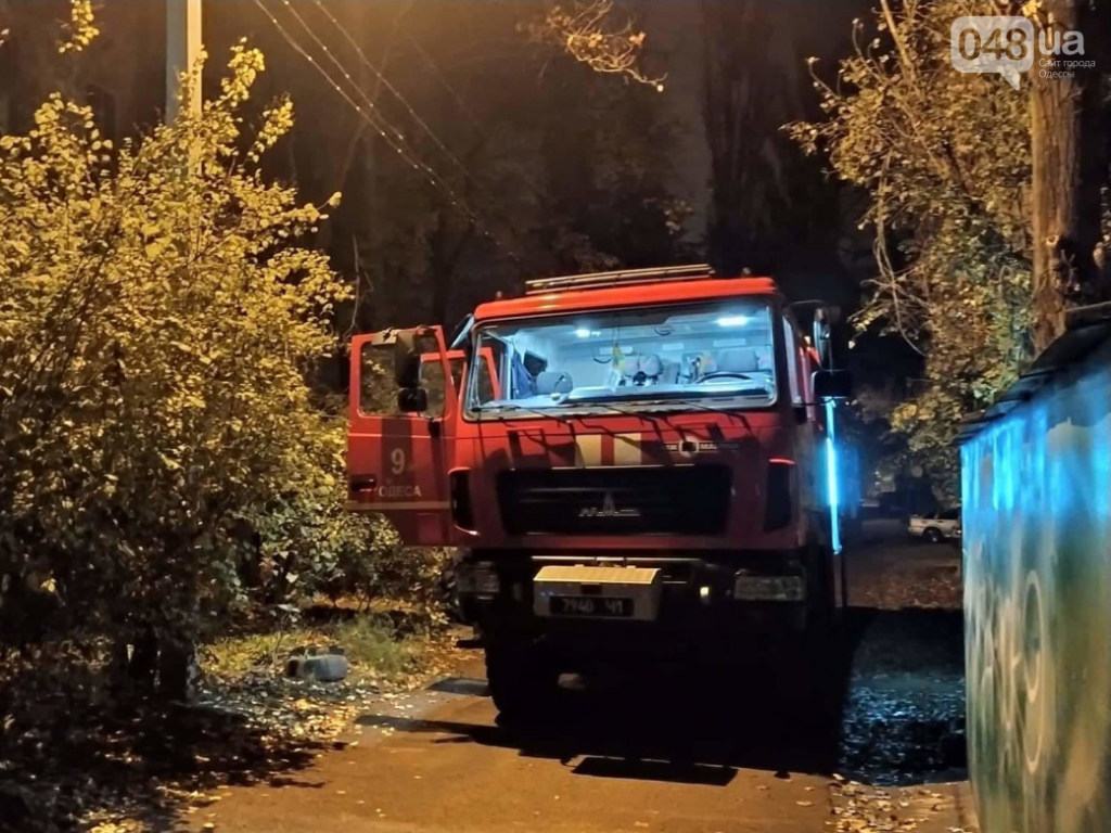 Ночью в Одессе вспыхнула квартира с жильцами (ФОТО)